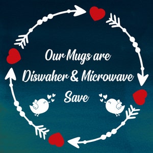 Pu&ograve; includere: Uno sfondo verde acqua con un design a frecce e cuori bianchi. Il testo "Our Mugs are Dishwasher & Microwave Save" &egrave; al centro. Due uccelli bianchi tengono dei cuori.