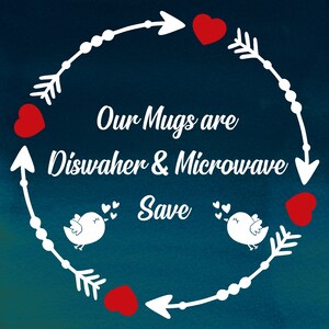 Peut inclure: Fond bleu sarcelle avec un motif de fl&egrave;ches et de coeurs blancs. Le texte "Our Mugs are Dishwasher & Microwave Save" est au centre. Deux oiseaux blancs avec des coeurs en bas.