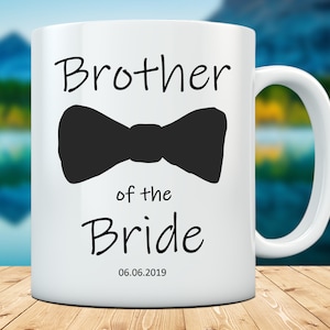 Pu&ograve; includere: Tazza in ceramica bianca con un papillon nero e la scritta "Brother of the Bride" in nero. La data "06.06.2019" &egrave; stampata sotto. La tazza ha un manico bianco.