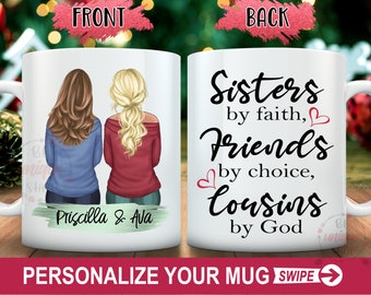 Könnte beinhalten: Weiße Keramik-Tasse mit Illustrationen von zwei Frauen, eine mit braunen Haaren und die andere mit blonden Haaren. Die Tasse trägt den Text "Sisters by faith, Friends by choice, Cousins by God". Die Tasse ist mit den Namen "Priscilla & Ava" personalisiert.