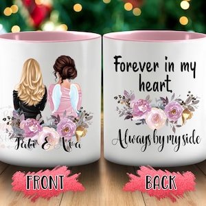 Puede incluir: Taza de cer&aacute;mica blanca con borde rosa. La parte delantera presenta un dise&ntilde;o floral con dos mujeres de pie espalda con espalda. El texto "Tati & Ava" est&aacute; debajo de las mujeres. La parte posterior de la taza presenta un dise&ntilde;o floral con el texto "Forever in my heart. Always by my side."
