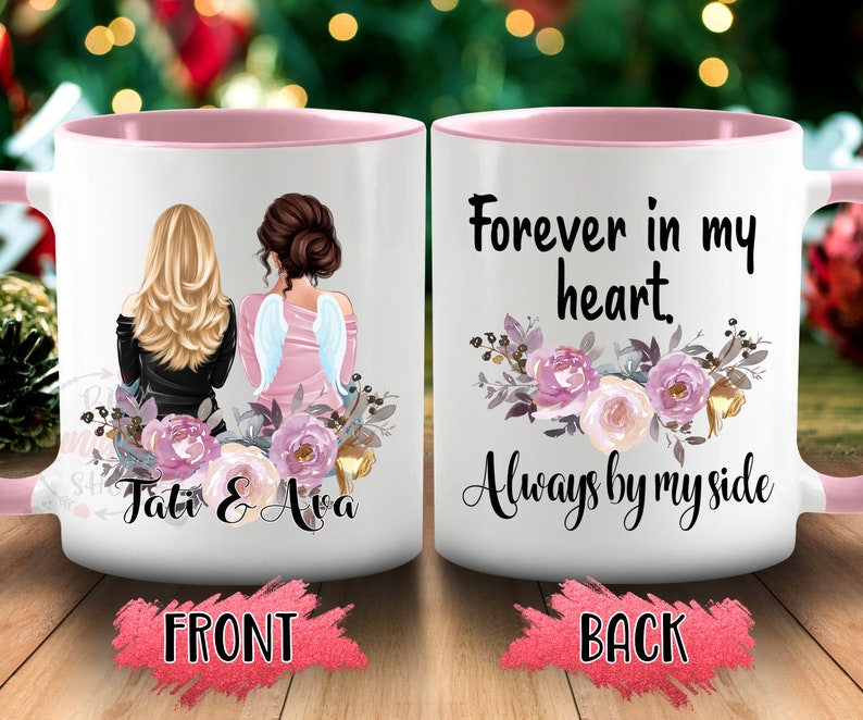 Puede incluir: Taza de cer&aacute;mica blanca con borde rosa. La parte delantera presenta un dise&ntilde;o floral con dos mujeres de pie espalda con espalda. El texto "Tati & Ava" est&aacute; debajo de las mujeres. La parte posterior de la taza presenta un dise&ntilde;o floral con el texto "Forever in my heart. Always by my side."