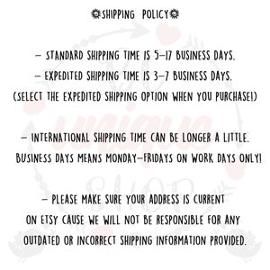 Peut inclure: Texte noir sur fond blanc d&eacute;crivant la politique d'exp&eacute;dition. Il d&eacute;taille les d&eacute;lais d'exp&eacute;dition standard et acc&eacute;l&eacute;r&eacute;s, les informations d'exp&eacute;dition internationale et un rappel de v&eacute;rifier l'adresse Etsy.