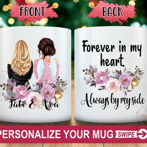 Puede incluir: Taza de cer&aacute;mica blanca con un dise&ntilde;o floral y el texto "Forever in my heart. Always by my side". La parte delantera de la taza presenta dos mujeres con cabello rubio y casta&ntilde;o, con el texto "Tati & Ava".