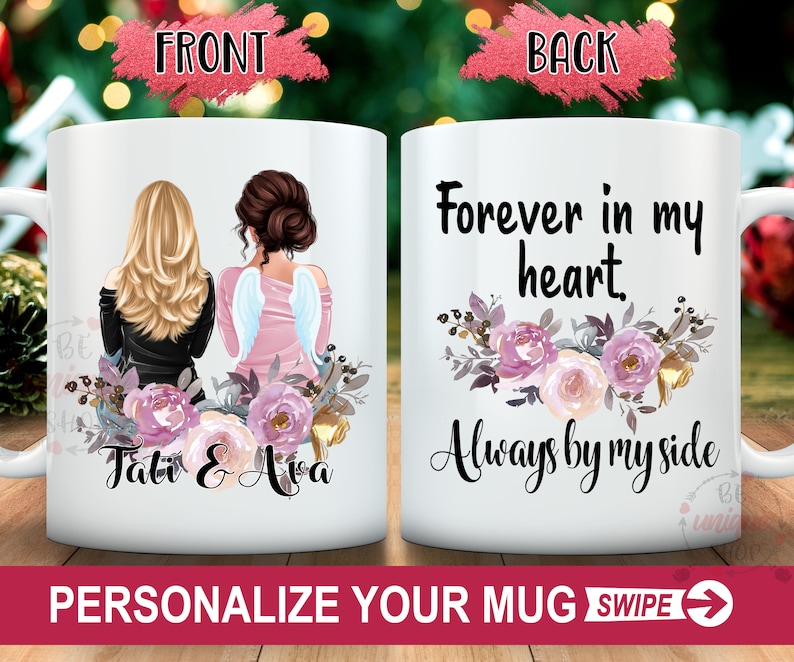 Puede incluir: Taza de cer&aacute;mica blanca con un dise&ntilde;o floral y el texto "Forever in my heart. Always by my side". La parte delantera de la taza presenta dos mujeres con cabello rubio y casta&ntilde;o, con el texto "Tati & Ava".