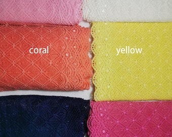 Puede incluir: Seis muestras de tejido de encaje en diferentes colores: rosa claro, blanco roto, coral, amarillo, azul marino y rosa intenso.
