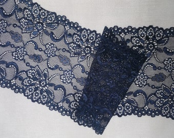 Puede incluir: Borde de encaje azul marino con un delicado diseño floral. El encaje es suave y flexible, lo que lo hace ideal para agregar un toque de elegancia a cualquier proyecto.