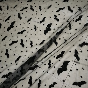 Tela de tul con murciélagos, flocado de murciélagos rosas sobre tela de tul para Halloween, tela de malla de murciélagos voladores cortada a medida