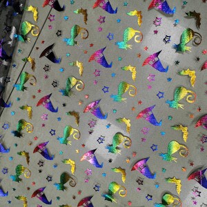 K&ouml;nnte beinhalten: Regenbogenfarbener, schimmernder Hexenhut und Sterne auf schwarzem Netzstoff. Dieser Stoff ist perfekt zum Basteln von Halloween-Kost&uuml;men, Dekorationen und Accessoires.