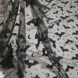 Netstof met vleermuizen zwarte vleermuisprint stof voor Halloween vliegende vleermuizen meshstof halloween-stof op maat gesneden