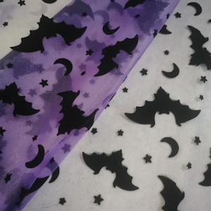 Paarse/zwarte tule stof met vleermuizen zwarte vleermuis stof voor Halloween vliegende vleermuizen mesh stof halloween stof op maat gesneden (paars uitverkocht)