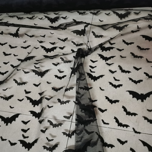 Tissu résille avec des chauves-souris noir floqué avec des chauves-souris pour Halloween Tissu résille avec des chauves-souris volantes