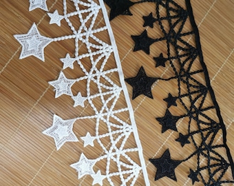 Peut inclure: Deux galons de dentelle blanche et noire avec un motif d'étoile. La dentelle a un bord festonné et est parfaite pour ajouter une touche d'élégance à tout projet.