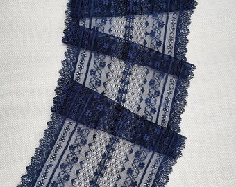 Peut inclure: Galon de dentelle bleu marine avec un motif géométrique. La dentelle a un bord festonné.