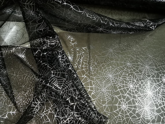 銀色の蜘蛛の巣を黒のメッシュに箔押ししたハロウィン生地の蜘蛛の巣を