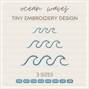 Puede incluir: Un diseño de bordado con tres tamaños de olas oceánicas en color turquesa. El texto "ocean waves" y "TINY EMBROIDERY DESIGN" están en la parte superior. La parte inferior muestra "3 SIZES" y abreviaturas de tipos de archivo.