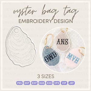 Puede incluir: Un diseño de bordado para etiquetas de bolso de ostra. La imagen muestra tres etiquetas de bolso con diferentes iniciales, en azul claro, rosa y beige. Las etiquetas están unidas a llaveros dorados. El texto "oyster bag tag EMBROIDERY DESIGN" está en la parte superior.