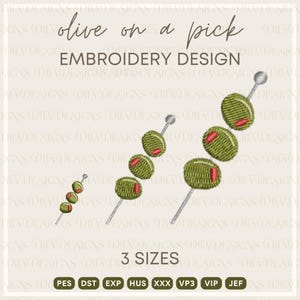 以下が含まれることがあります： 銀色のピックに赤い中心を持つ緑色のオリーブを描いた刺繍デザイン。上部には「olive on a pick」と「EMBROIDERY DESIGN」の文字。3つのサイズと様々なファイル形式で利用可能です。