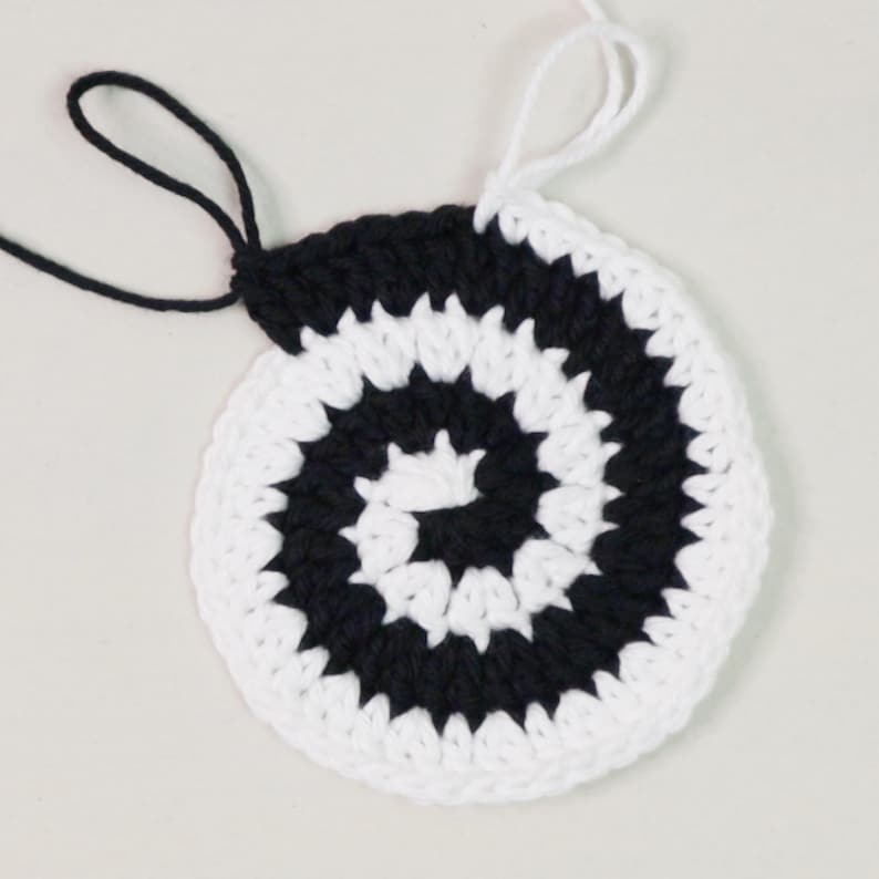 Crochet Coaster Pattern, Crochet Spiral Pattern, Crochet Spiral Coaster, Crochet Halloween Decor, Crochet Halloween, Crochet Spooky Decor