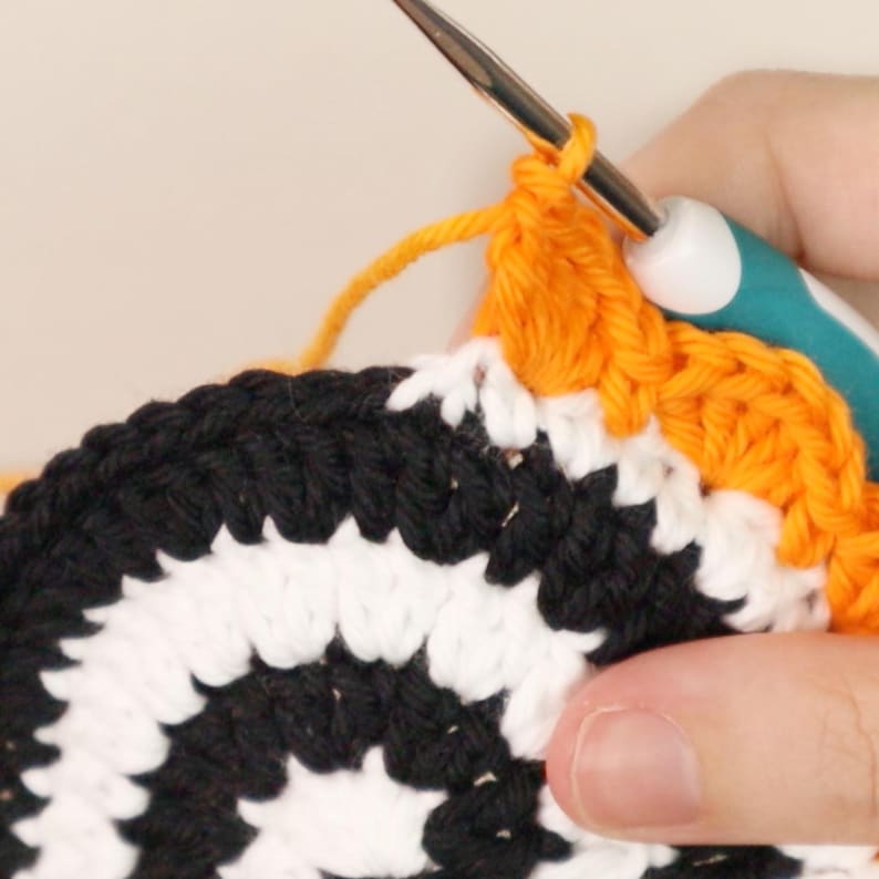 Crochet Coaster Pattern, Crochet Spiral Pattern, Crochet Spiral Coaster, Crochet Halloween Decor, Crochet Halloween, Crochet Spooky Decor