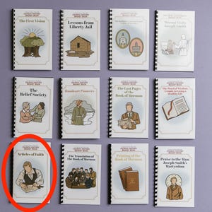 Puede incluir: Una colección de 10 pequeños libros encuadernados en espiral con ilustraciones coloridas. Cada libro tiene un título relacionado con la historia de la Iglesia de Jesucristo de los Santos de los Últimos Días. Los títulos incluyen "La Primera Visión", "Lecciones de la cárcel de Liberty", "La Sociedad de Socorro", "Pioneros de carros de mano", "Las últimas páginas del Libro de Mormón", "La Palabra de Sabiduría: Una guía para vivir una vida más saludable", "Artículos de fe", "La traducción del Libro de Mormón", "La impresión del Libro de Mormón", y "Alabanza al hombre José Smith, el mártir".