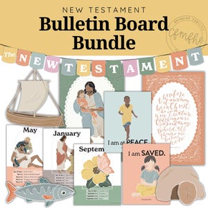 Puede incluir: Un conjunto de tablones de anuncios del Nuevo Testamento que incluye una pancarta con el texto THE NEW TESTAMENT, un barco de madera, un pez, una tumba de piedra y varias tarjetas ilustradas con figuras religiosas, diseños florales y el texto I am at PEACE e I am SAVED.
