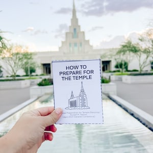 Op de afbeelding: Een witte kaart met zwarte tekst en een zwart-witte illustratie van een tempel. De tekst luidt "HOW TO PREPARE FOR THE TEMPLE" en "Personal Preparation for Temple Blessings." Russell M. Nelson (April 2001 General Conference).