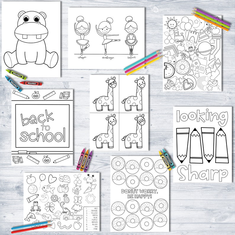 Puede incluir: Una colecci&oacute;n de p&aacute;ginas para colorear en blanco y negro con varios temas. Se incluyen im&aacute;genes de un hipop&oacute;tamo, bailarinas, jirafas y una p&aacute;gina con el texto "back to school". Crayones y l&aacute;pices est&aacute;n esparcidos por las p&aacute;ginas.