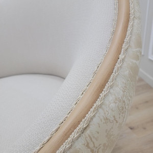 Vintage French Living Room Set: Linen Sofa, Chairs, Ottoman immagine 9