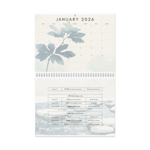 Könnte beinhalten: Spiralgebundener Kalender für Januar 2026 mit einer Aquarellillustration eines blau-grauen botanischen Designs. Der Kalender enthält Daten und einen detaillierten Zeitplan mit japanischem Text und englischen Übersetzungen.