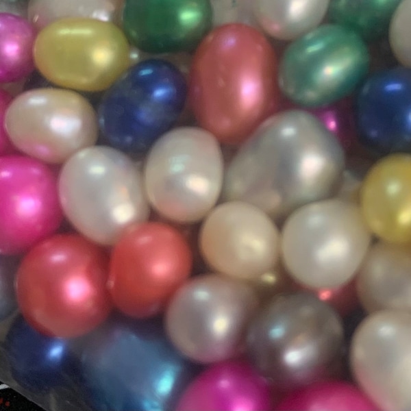 Bag of 20 freshwater pearls, sizes, cokes and shapes vary .