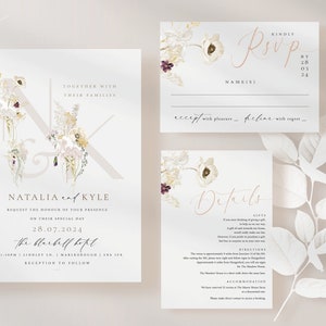 Puede incluir: Un conjunto de invitaciones de boda con un diseño floral. La invitación presenta una ilustración de acuarela de un ramo de flores con las letras "N" y "K" en gris claro. El texto dice "Natalia y Kyle solicitan el honor de su presencia en su día especial 28.07.2024 The Bluebell Hotel a la 1:30 PM | Lindley Ln. | Marlborough | SN8 3PX Recepción a continuación". La tarjeta RSVP presenta un diseño floral y el texto "Por favor, responda antes del 28 03 24 Nombre(s) aceptar con gusto declinar con pesar". La tarjeta de detalles presenta un diseño floral y el texto "Detalles Regalos Si estaba pensando en hacer un regalo... Un regalo en efectivo para nuestra casa...  Instrucciones El lugar está a aproximadamente 7 millas de la ubicación del hotel... Alojamiento El Bluebell Hotel está a un corto paseo por la misma calle..."