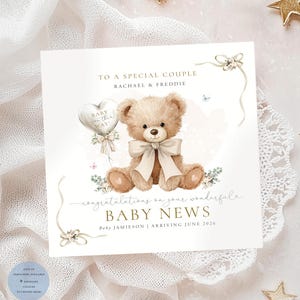 Op de afbeelding: Een geboorteaankondigingskaart met een teddybeer illustratie. De kaart bevat de tekst "Aan een speciaal stel" en "Baby News". De kaart bevat ook de naam van de baby en de verwachte aankomstdatum.