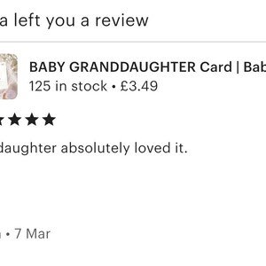Op de afbeelding: Een kaart met een roze en wit bloemenontwerp en de tekst "BABY GRANDDAUGHTER Card | Bab... 125 op voorraad &bull; &pound; 3,49". De kaart heeft een vijfsterrenbeoordeling.