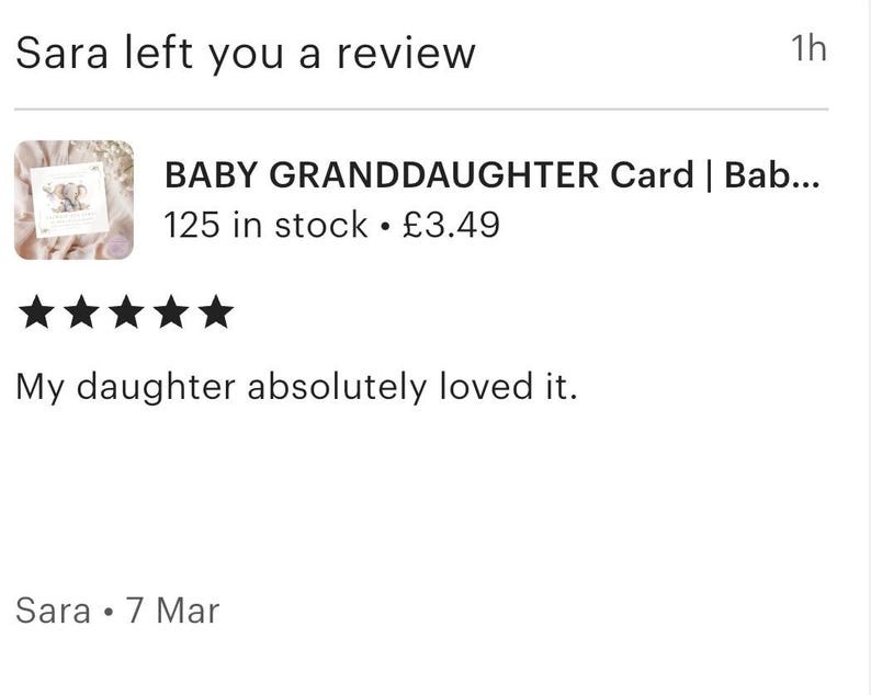 Op de afbeelding: Een kaart met een roze en wit bloemenontwerp en de tekst "BABY GRANDDAUGHTER Card | Bab... 125 op voorraad &bull; &pound; 3,49". De kaart heeft een vijfsterrenbeoordeling.