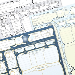 Può includere: Sono mostrati diversi fogli personaggio per un gioco di ruolo. I fogli hanno uno schema di colori blu e bianco con bordi decorativi e sezioni per statistiche come Forza, Intelligenza e Iniziativa. I fogli sono progettati per tenere traccia dei progressi del personaggio.