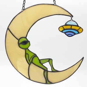 UFO Suncatcher, Ufo Stained Glass, Stained Glass Window Hangings, Alien Ornament, Alien Stained Glass, Suncatcher Stained Glass