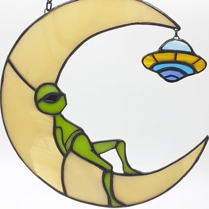 UFO Suncatcher, Ufo Stained Glass, Stained Glass Window Hangings, Alien Ornament, Alien Stained Glass, Suncatcher Stained Glass