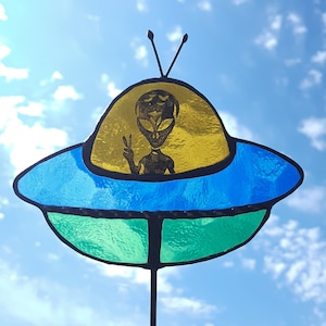 UFO Plant Stake, Ufo Stained Glass, Alien Ornament, Ufo Suncatcher, Garden Stake, Yard Stake, Ufo Decoration, Suncatcher Stained Glass