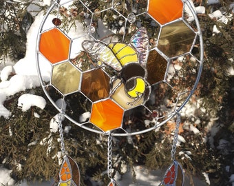 Stained Glass Bee Dreamcatcher, Honeybee Stained Glass Suncatcher, Honeycomb Decoration, Garden Ornament Wall Hanging Halloween Decor