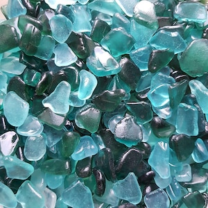 Vrac de verre bleu sarcelle : des pièces peignées sur la plage pour l&#39;artisanat