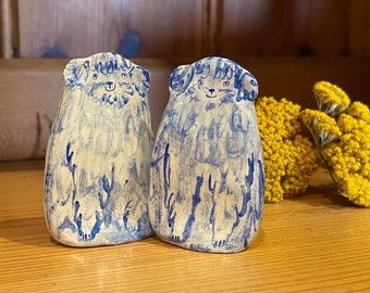 Petit chien bleu en céramique (6 cm de haut)
