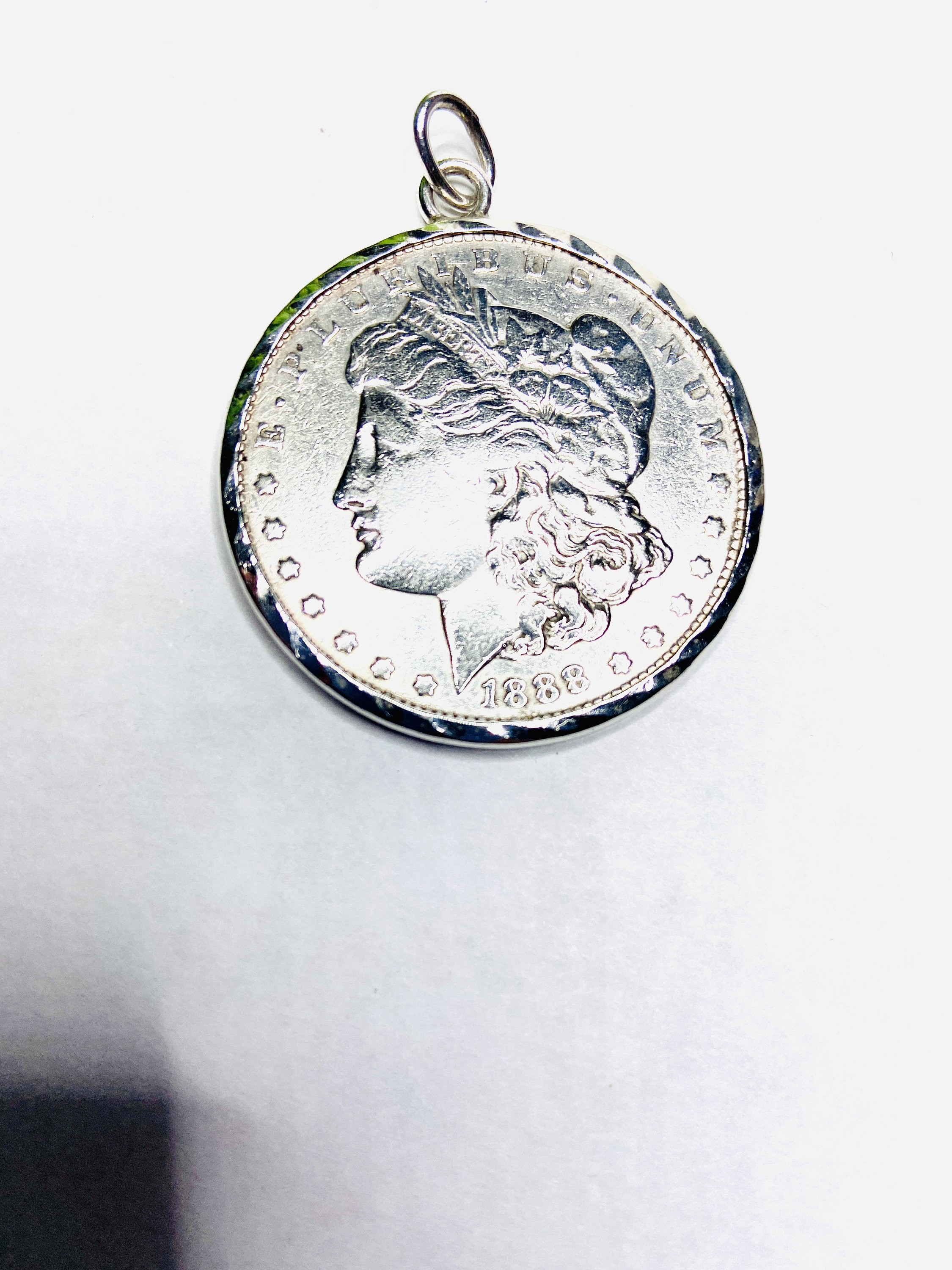 1888 年製モルガン ダラー銀貨ペンダント ネックレス。刻印入り
