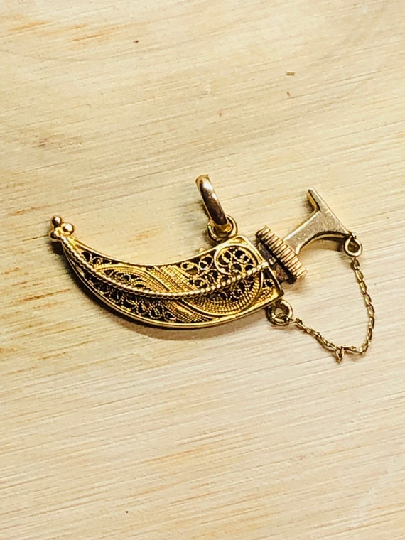 Vintage 10 Karat Yellow Gold Filigree Sword Char