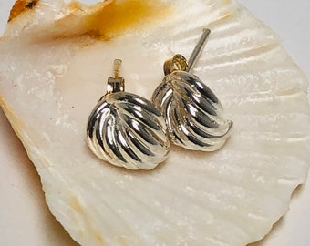 925 Sterling Silver Leaf Stud Earrings .