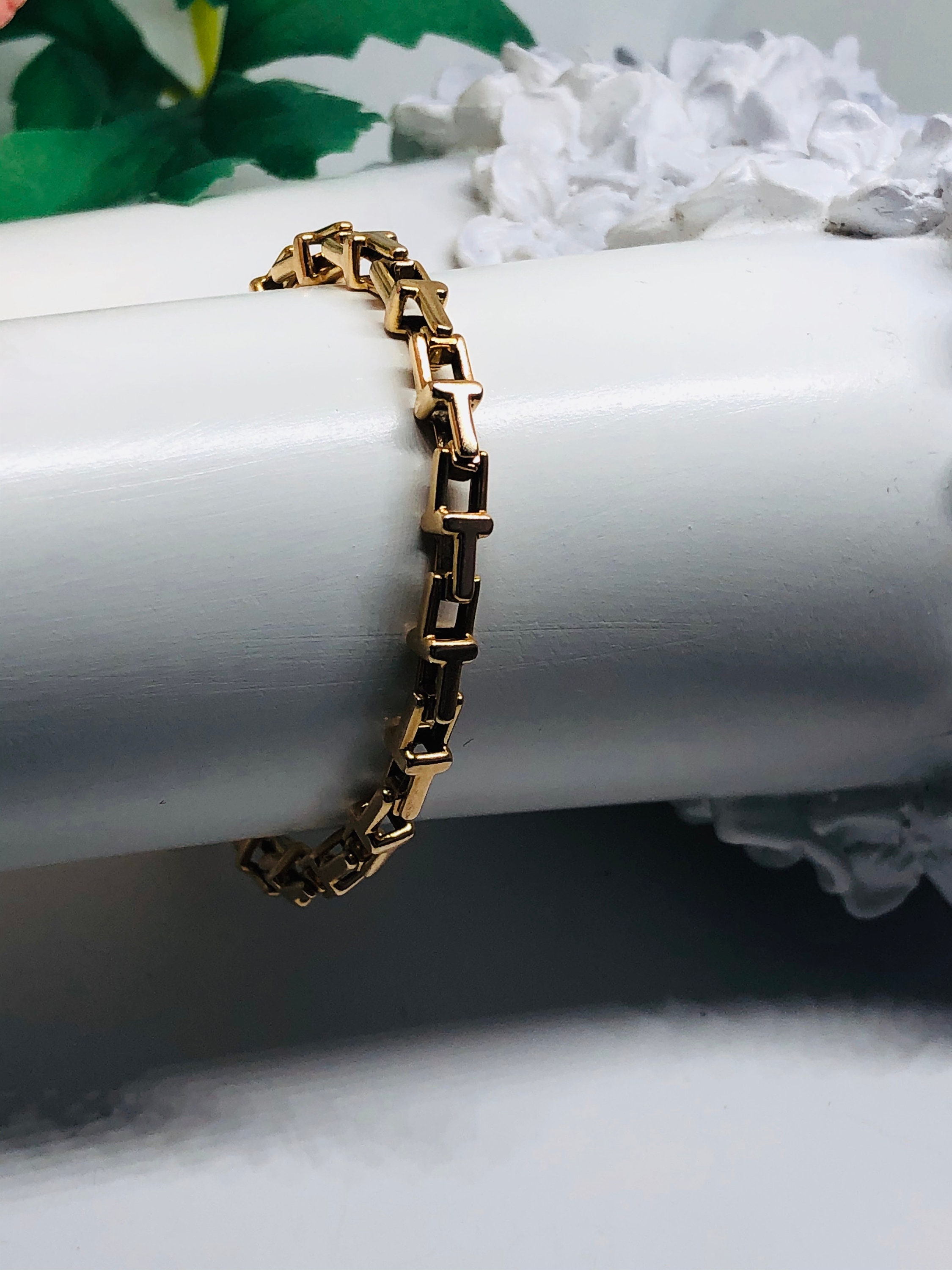 Authentic TIFFANY &co T Narrow Chain Bracelet in 18 Karat Authentic TIFFANY &co T Narrow Chain Bracelet in 18 Karat