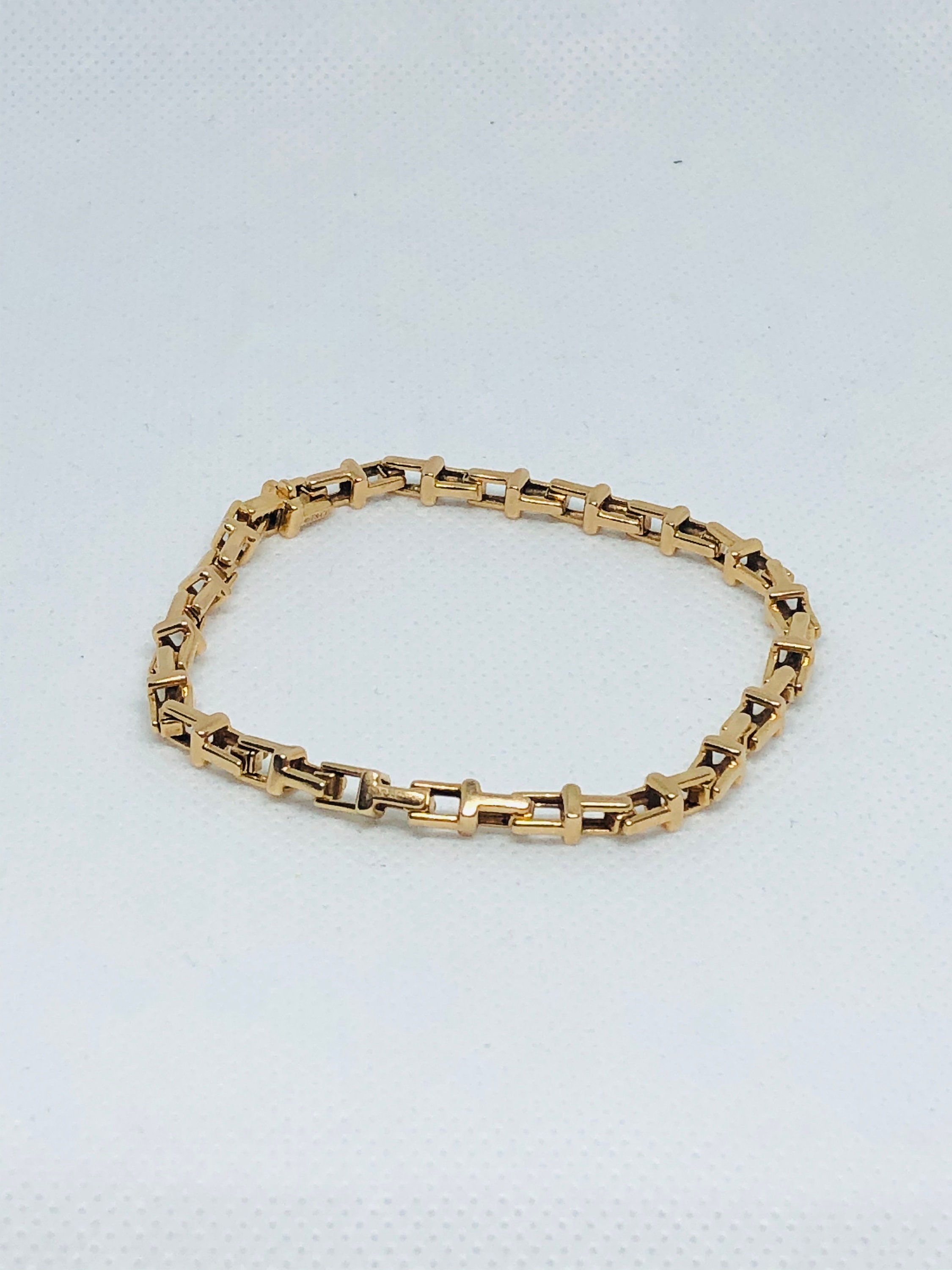 Authentic TIFFANY &co T Narrow Chain Bracelet in 18 Karat Authentic TIFFANY &co T Narrow Chain Bracelet in 18 Karat