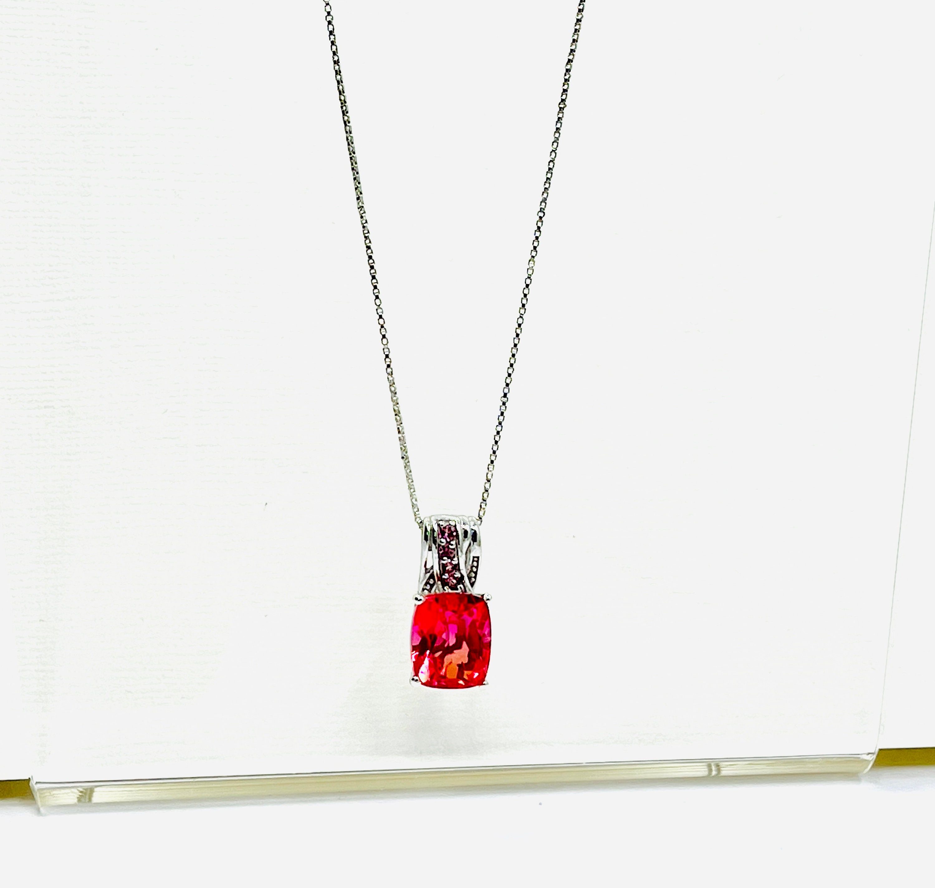 collana pendente con zaffiro rosa taglio rotondo e diamanti