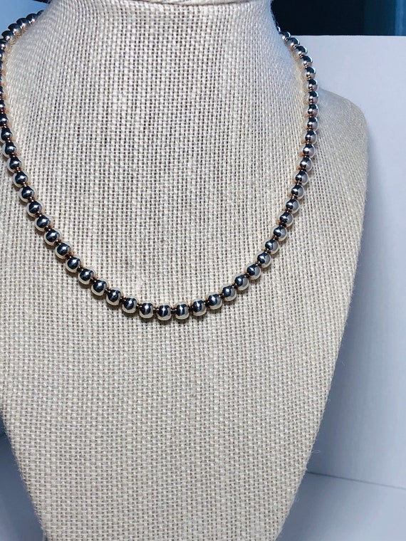 Graduated Bead Necklace in Sterling Silver. Gem