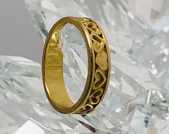 Authentic TIFFANY&Co.  ITALY 18k gold heart band ring.